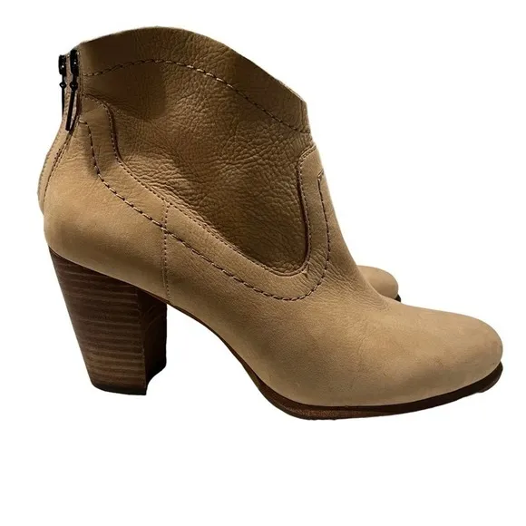 UGG western style ankle boots   Size 9      #010