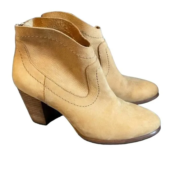 UGG western style ankle boots   Size 9      #010