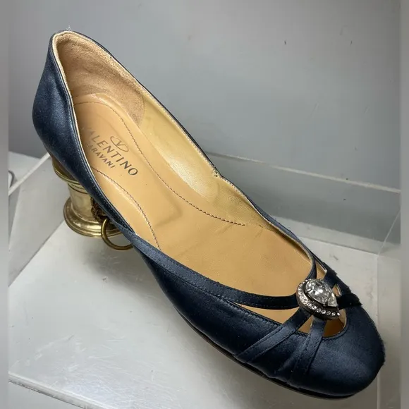 Valentino Garavani slik flats whit jefe les toe sz 7.5 made in italy