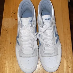 VANS Lowland Mid ComfyCush JMP sneakers in white and blue Men's Size 11.5