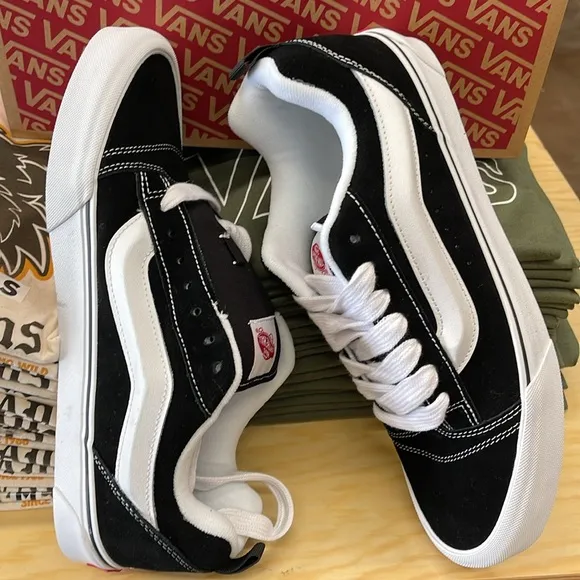 Vans WMNS Black and White Sneakers Knu SkoolBlack/True WhiteVN0009QC6BT