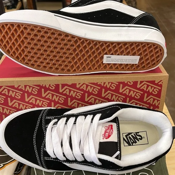 Vans WMNS Black and White Sneakers Knu SkoolBlack/True WhiteVN0009QC6BT