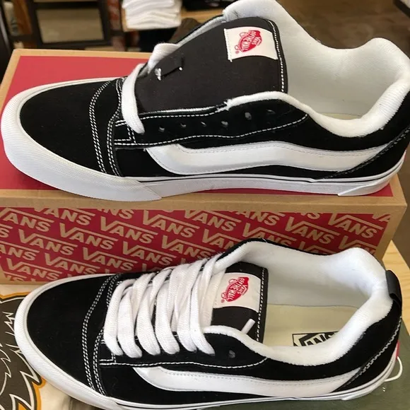 Vans WMNS Black and White Sneakers Knu SkoolBlack/True WhiteVN0009QC6BT