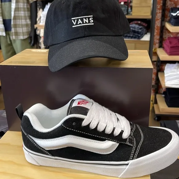 Vans WMNS Black and White Sneakers Knu SkoolBlack/True WhiteVN0009QC6BT