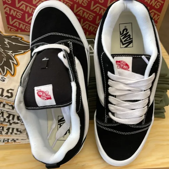 Vans WMNS Black and White Sneakers Knu SkoolBlack/True WhiteVN0009QC6BT