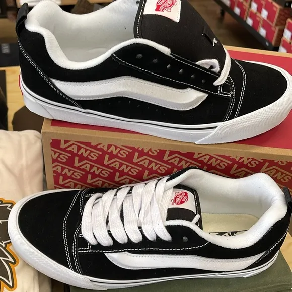 Vans WMNS Black and White Sneakers Knu SkoolBlack/True WhiteVN0009QC6BT