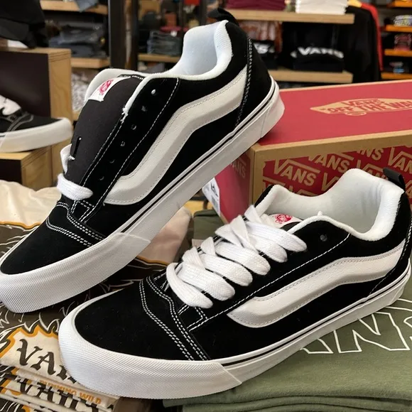 Vans WMNS Black and White Sneakers Knu SkoolBlack/True WhiteVN0009QC6BT