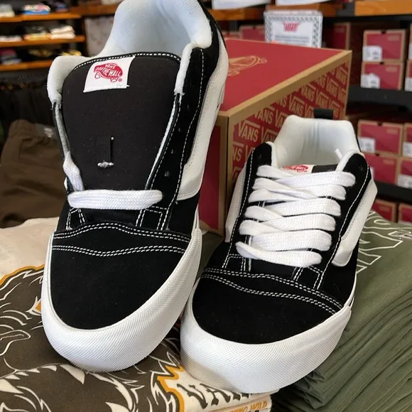 Vans WMNS Black and White Sneakers Knu SkoolBlack/True WhiteVN0009QC6BT