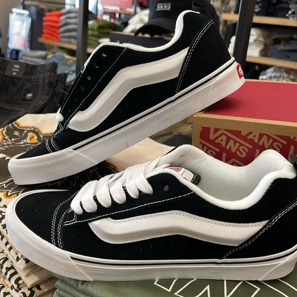Vans WMNS Black and White Sneakers Knu SkoolBlack/True WhiteVN0009QC6BT