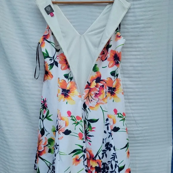 Vince camuto floral sleeveless V-neck Dress