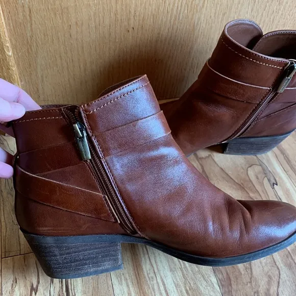 Vince Camuto Peamer size 39 cognac leather Chelsea ankle boots side zip buckle
