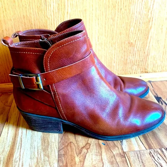 Vince Camuto Peamer size 39 cognac leather Chelsea ankle boots side zip buckle