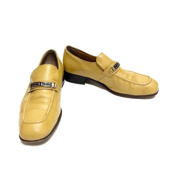 Vintage 1970s men’s beige yellow patent leather horsebit loafers