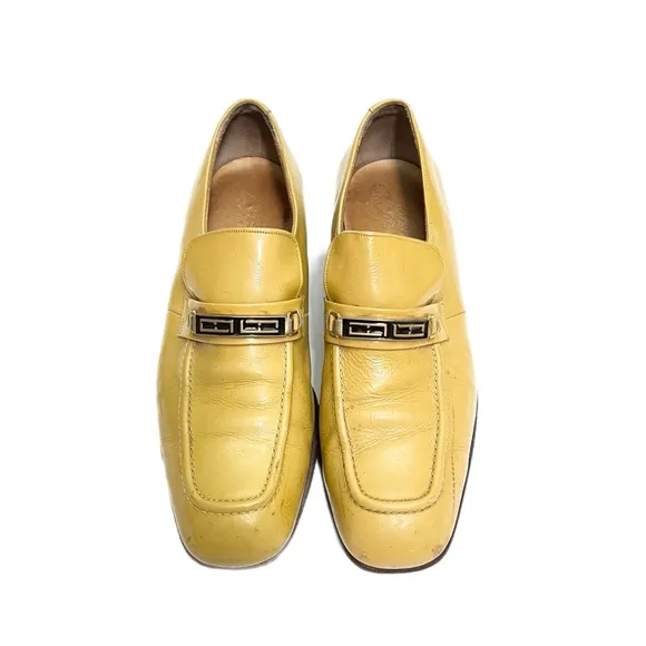 Vintage 1970s men’s beige yellow patent leather horsebit loafers