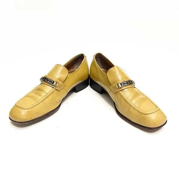 Vintage 1970s men’s beige yellow patent leather horsebit loafers