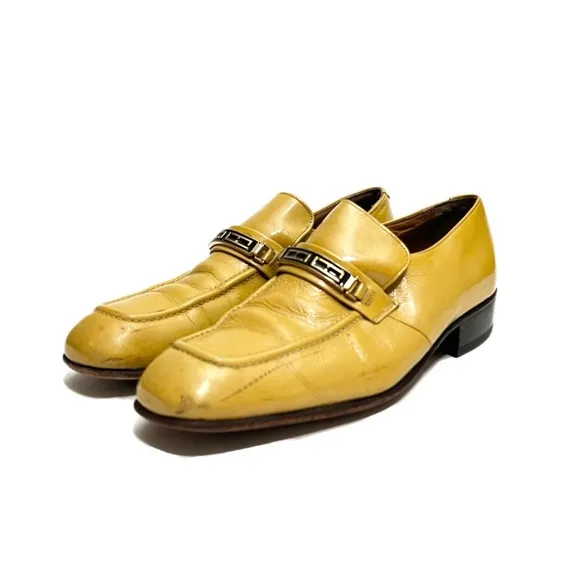 Vintage 1970s men’s beige yellow patent leather horsebit loafers