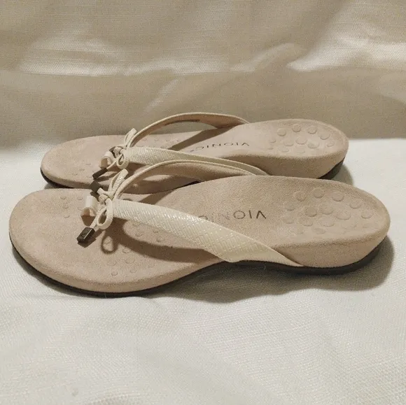 Vionic Bella II Cream Leather Thong Sandals with Bow Accent