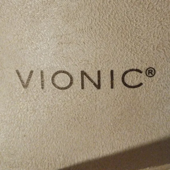 Vionic Bella II Cream Leather Thong Sandals with Bow Accent