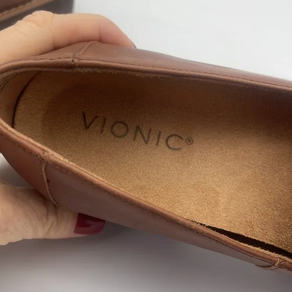 Vionic Kensley Loafers Leather Lug Sole Slip On NWOT Size 7