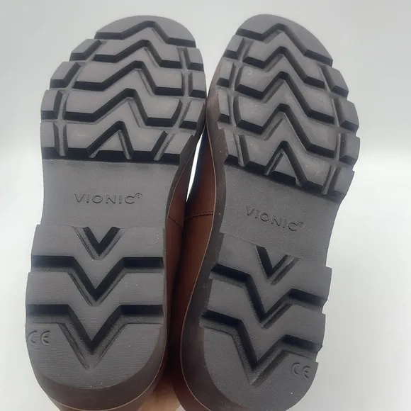 Vionic Kensley Loafers Leather Lug Sole Slip On NWOT Size 7
