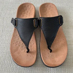 Vionic Wanda Black Leather T-strap Thong ToePost Sandals