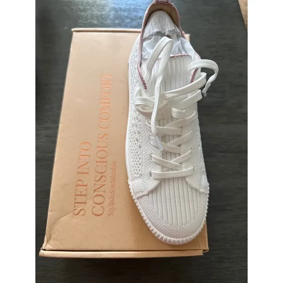 VIVAIA Round-Toe Perforated Sneakers white size EU/39 US/8