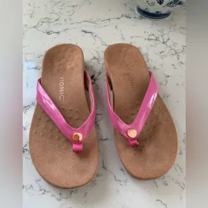 Vivonic pink patent woman’s thong sandals size 7