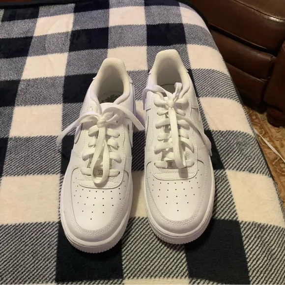 Woman’s White Sneakers. 6.5