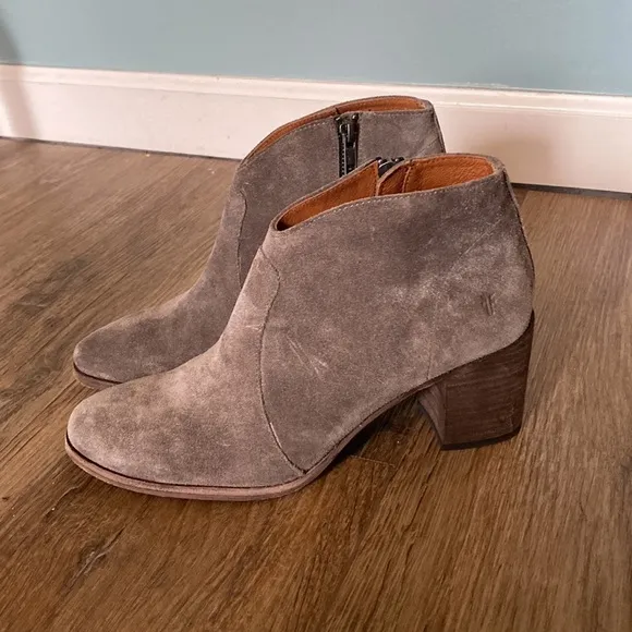 Women's Frye Nora Zip Short tan suede Ankle Boots Size 8.5 MSRP $298 EUC