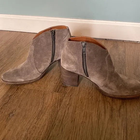 Women's Frye Nora Zip Short tan suede Ankle Boots Size 8.5 MSRP $298 EUC