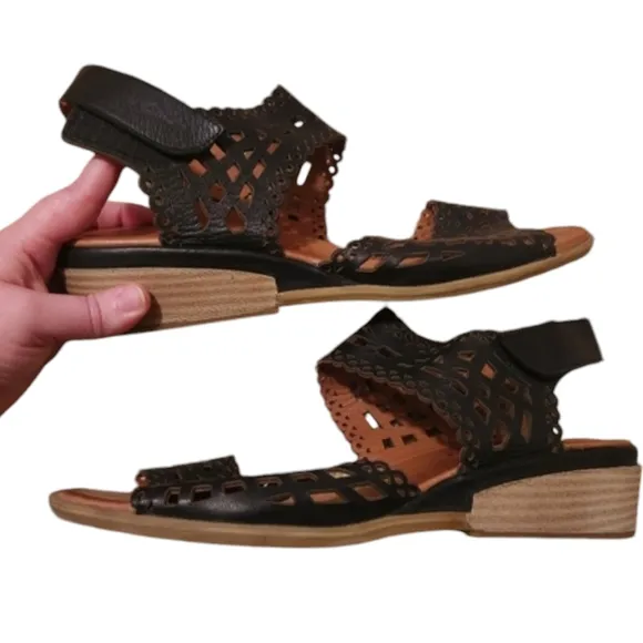 Women's Spring Step Petra-B-1911 Black Leather Sandals