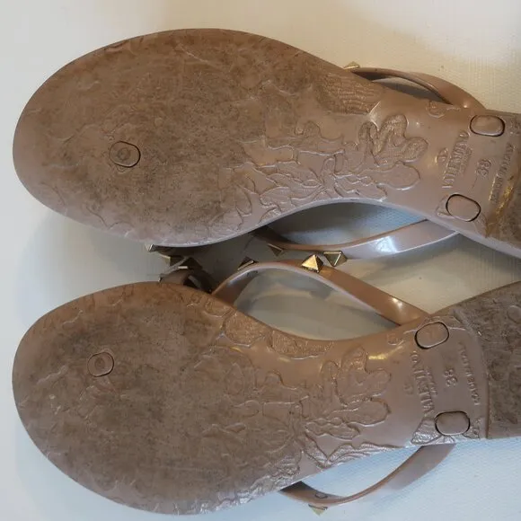 Womens Valentino Garavani Rockstud Poudre Tan PVC Flat Thong Sandals 38 US/8 COL