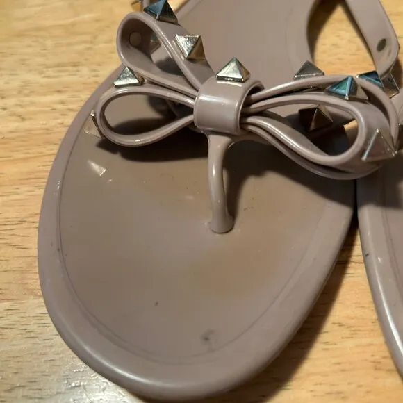 Womens Valentino Garavani Rockstud Poudre Tan PVC Flat Thong Sandals 38 US/8 COL