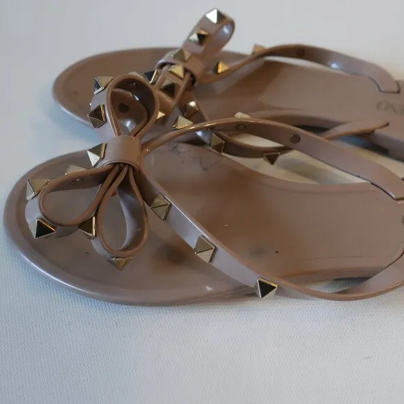 Womens Valentino Garavani Rockstud Poudre Tan PVC Flat Thong Sandals 38 US/8 COL
