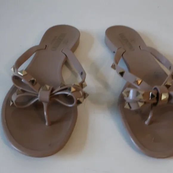 Womens Valentino Garavani Rockstud Poudre Tan PVC Flat Thong Sandals 38 US/8 COL