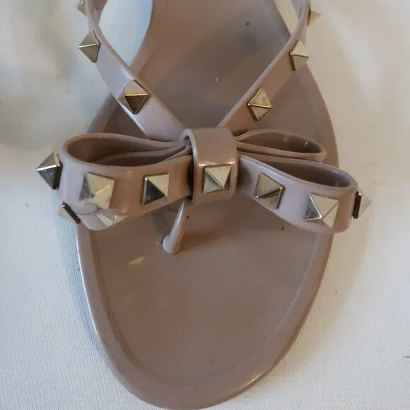 Womens Valentino Garavani Rockstud Poudre Tan PVC Flat Thong Sandals 38 US/8 COL