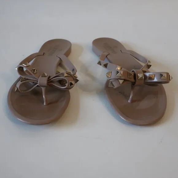 Womens Valentino Garavani Rockstud Poudre Tan PVC Flat Thong Sandals 38 US/8 COL