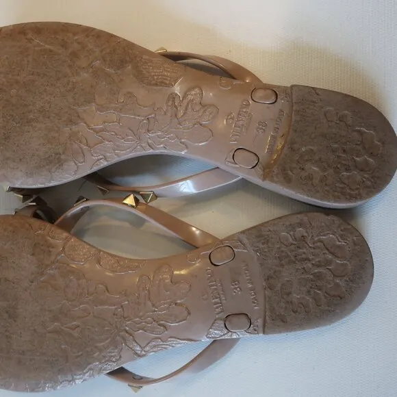 Womens Valentino Garavani Rockstud Poudre Tan PVC Flat Thong Sandals 38 US/8 COL