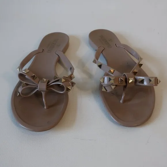 Womens Valentino Garavani Rockstud Poudre Tan PVC Flat Thong Sandals 38 US/8 COL