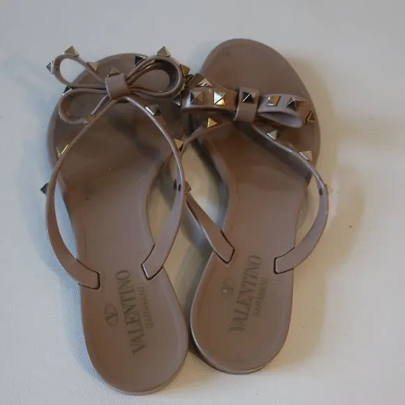 Womens Valentino Garavani Rockstud Poudre Tan PVC Flat Thong Sandals 38 US/8 COL