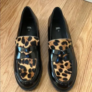 Zara SZ 37 Leopard faux leather smooth lug sole Loafers.